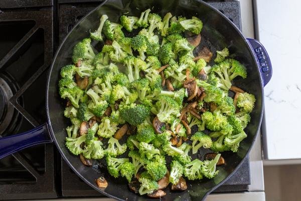 Broccoli Mushroom Alfredo Pasta - Momsdish