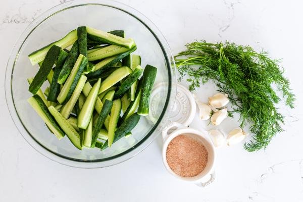 Ingredients for the marinated cucumbers