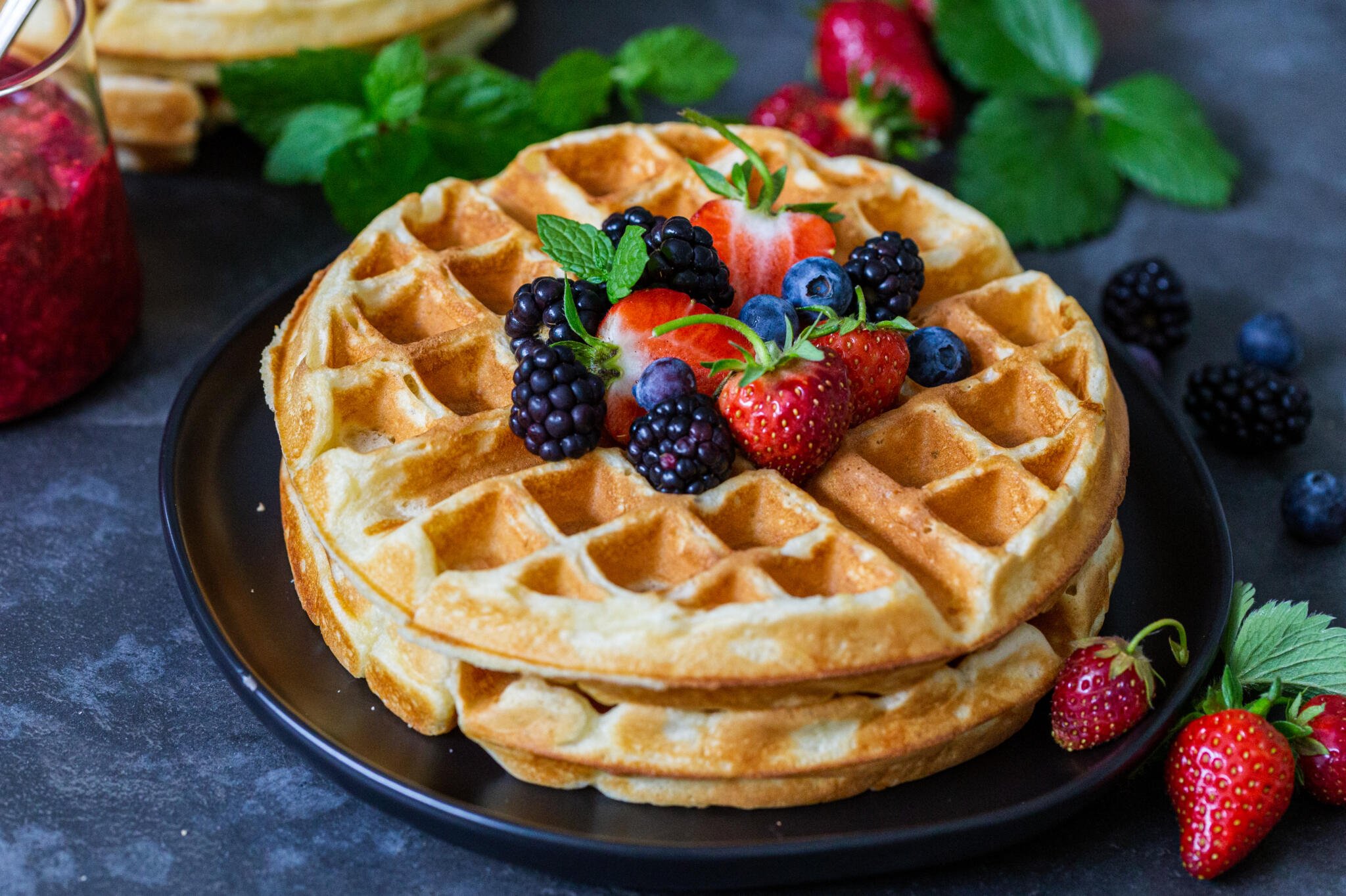 Вафли с джемом. Buttermilk Waffles. Вафли с соусом.