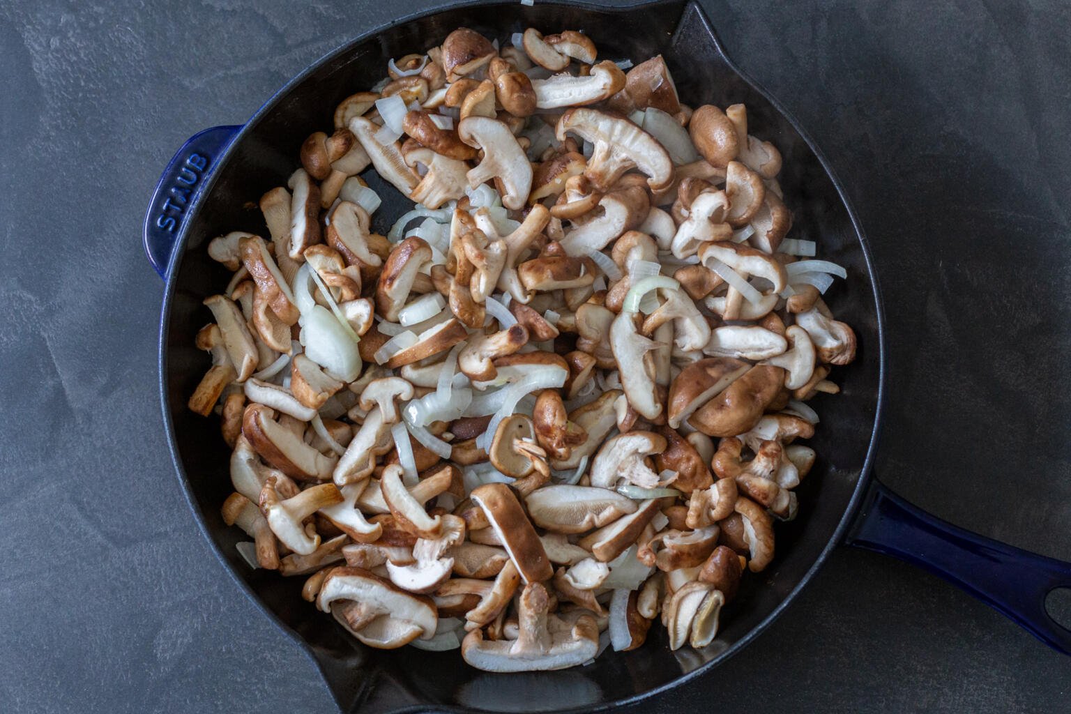 Shiitake Mushrooms Recipe (Quick & Easy) Momsdish