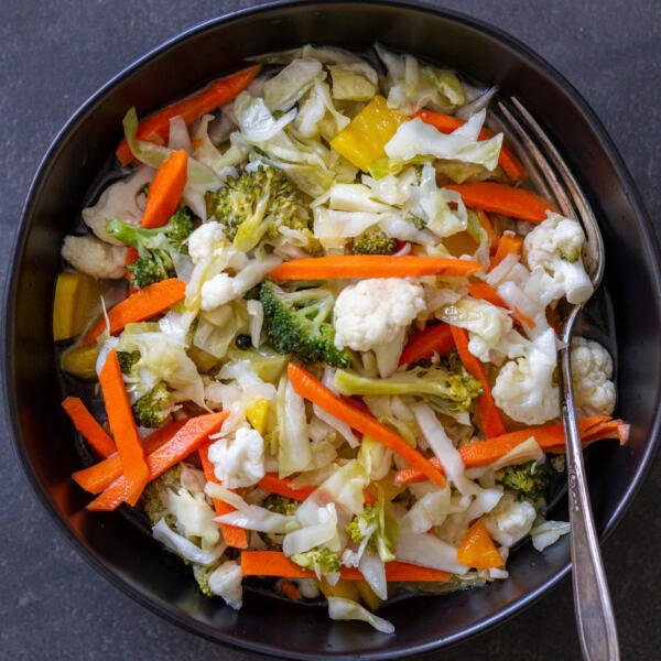 https://cdn.momsdish.com/wp-content/uploads/2020/11/Pickled-Vegetables-AKA-Giardiniera-05-600x600.jpg