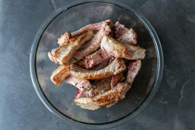 Browned ribs in a bowl