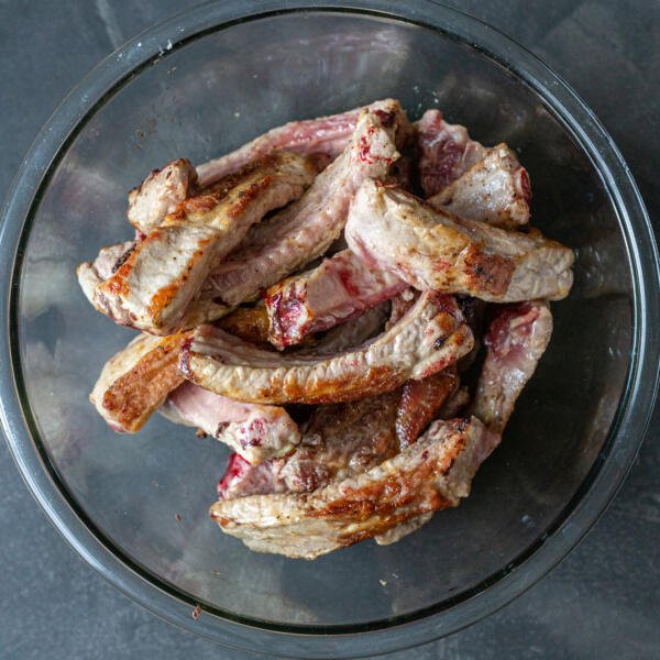 Browned ribs in a bowl