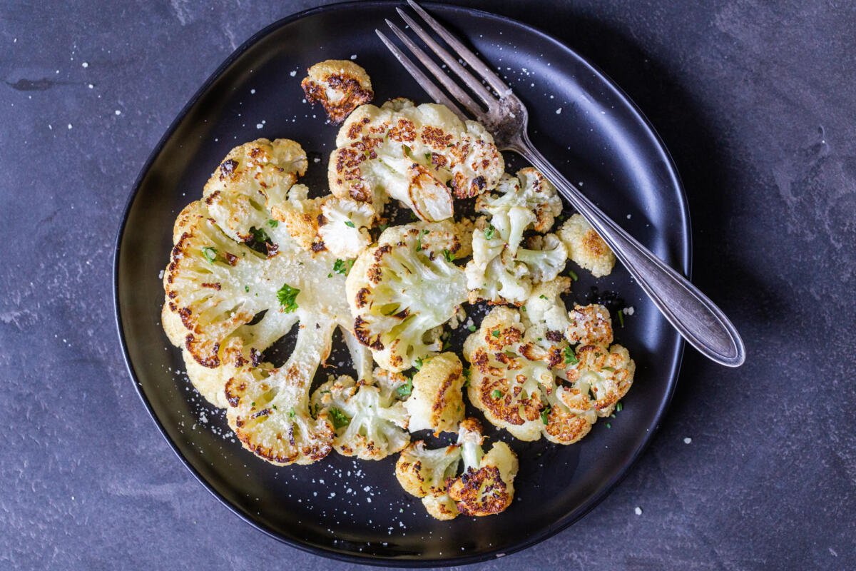 Roasted Cauliflower Steaks (4 Ingredients) - Momsdish