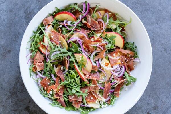 Arugula salad with prosciutto pieces on top