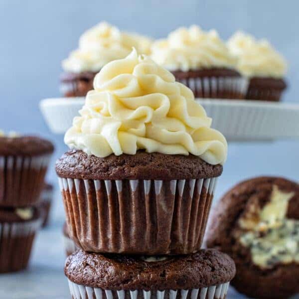 Cheesecake chocolate cupcakes on a servings tray