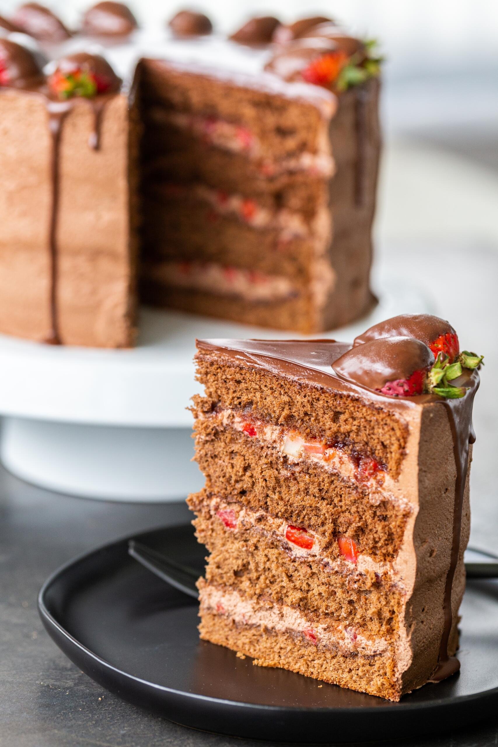 https://cdn.momsdish.com/wp-content/uploads/2021/05/Strawberry-Chocolate-Cake-016-scaled.jpg