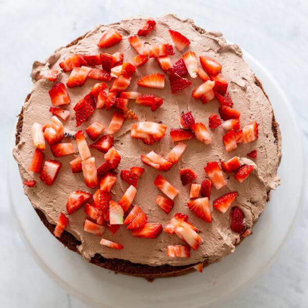 strawberries with cream in between sponge cake layers