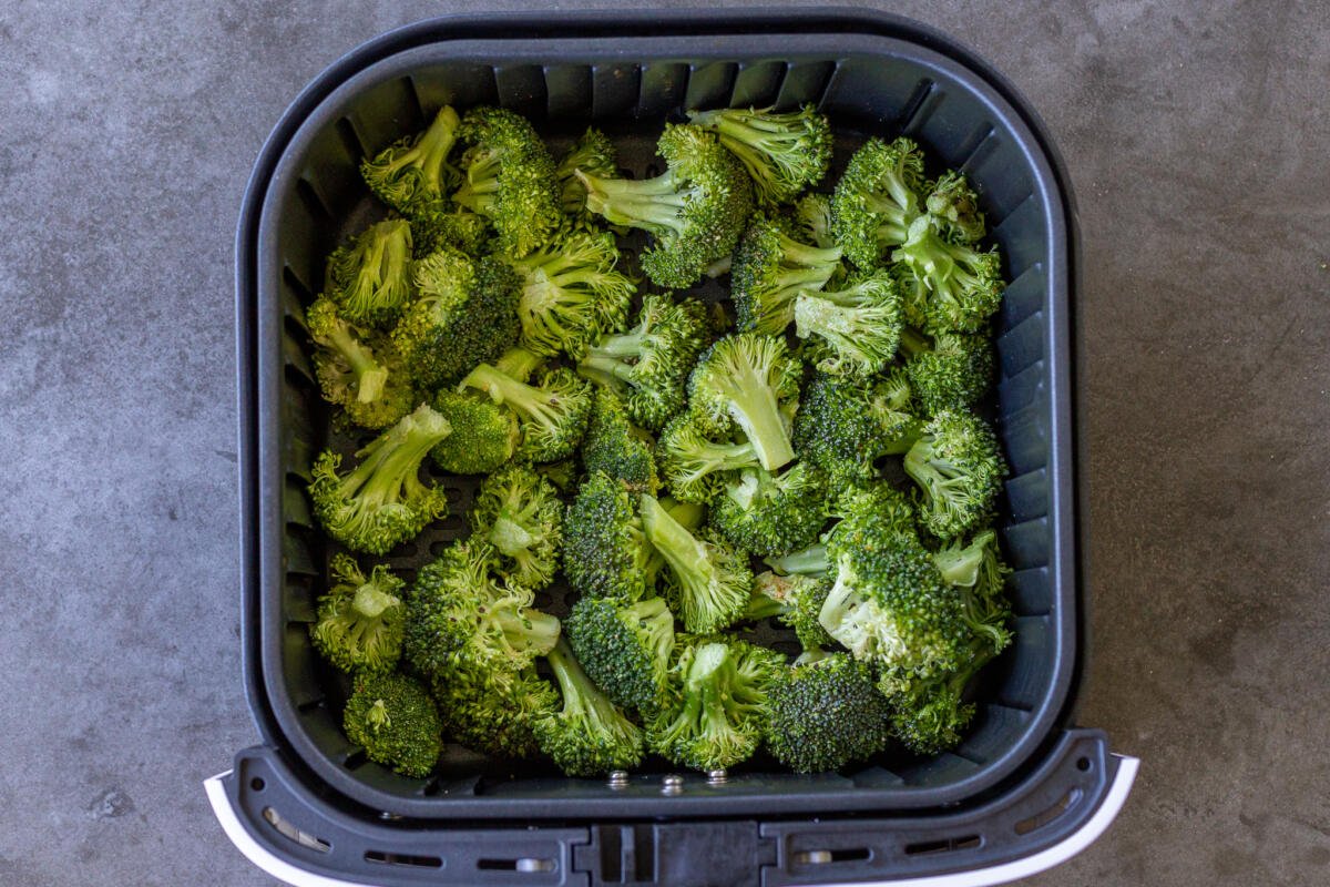 10 Minute Air Fryer Broccoli Recipe (Crunchiest!) Momsdish