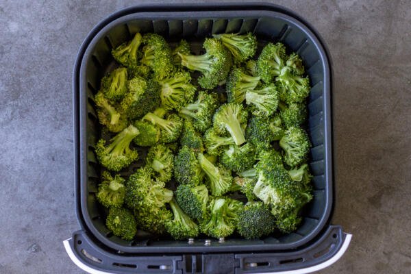 10 Minute Air Fryer Broccoli Recipe (Crunchiest!) - Momsdish