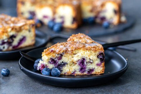 Streusel Blueberry Coffee Cake (Easy Recipe) - Momsdish