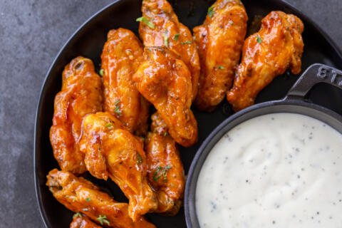 air fryer wing with buffalo sauce with ranch