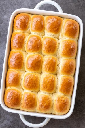 baked dinner rolls in a pan