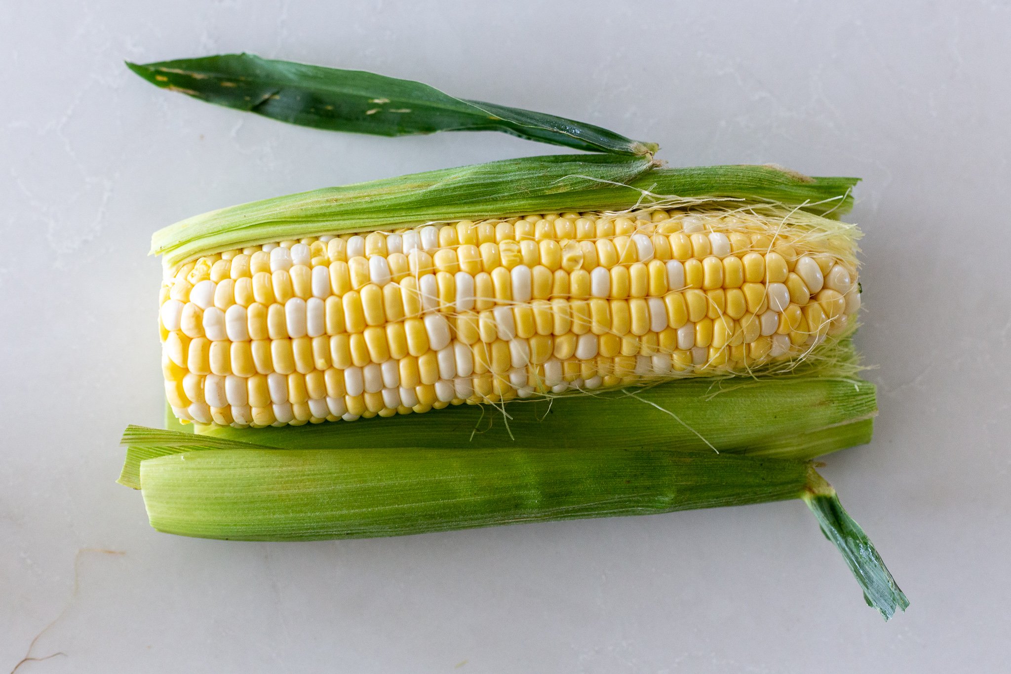 How to Boil Corn on the Cob (Ultimate Guide) - Momsdish