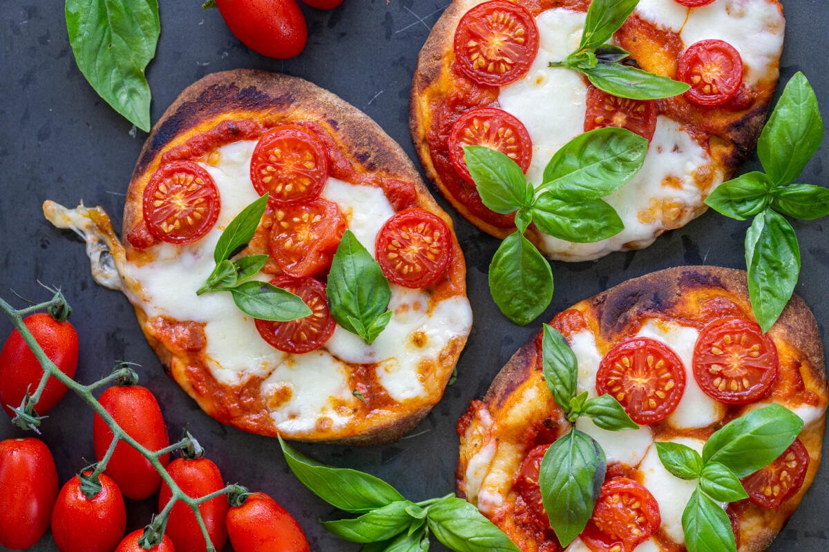 5 Minute Margherita Flatbread Pizza Momsdish