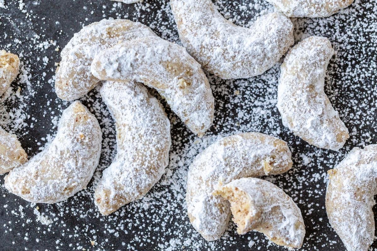 Easy Pecan Crescent Cookies Recipe - Momsdish