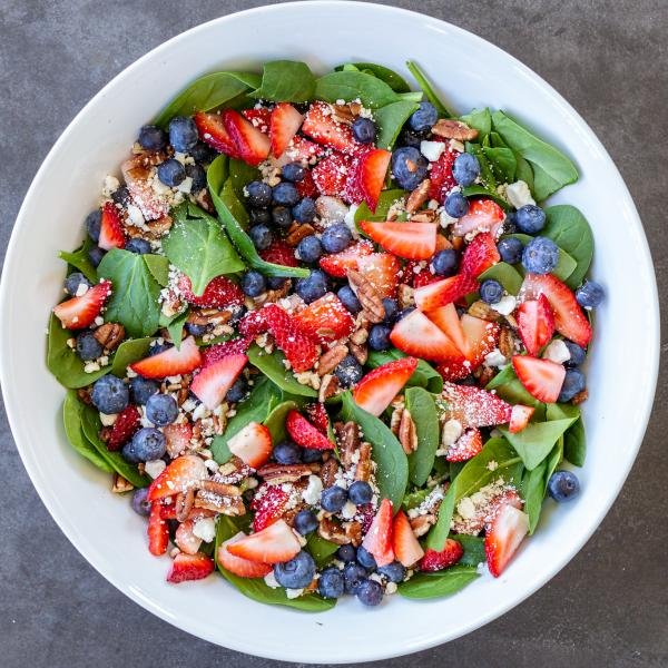 https://cdn.momsdish.com/wp-content/uploads/2021/09/Berry-Spinach-Salad-Recipe-04-600x600.jpg