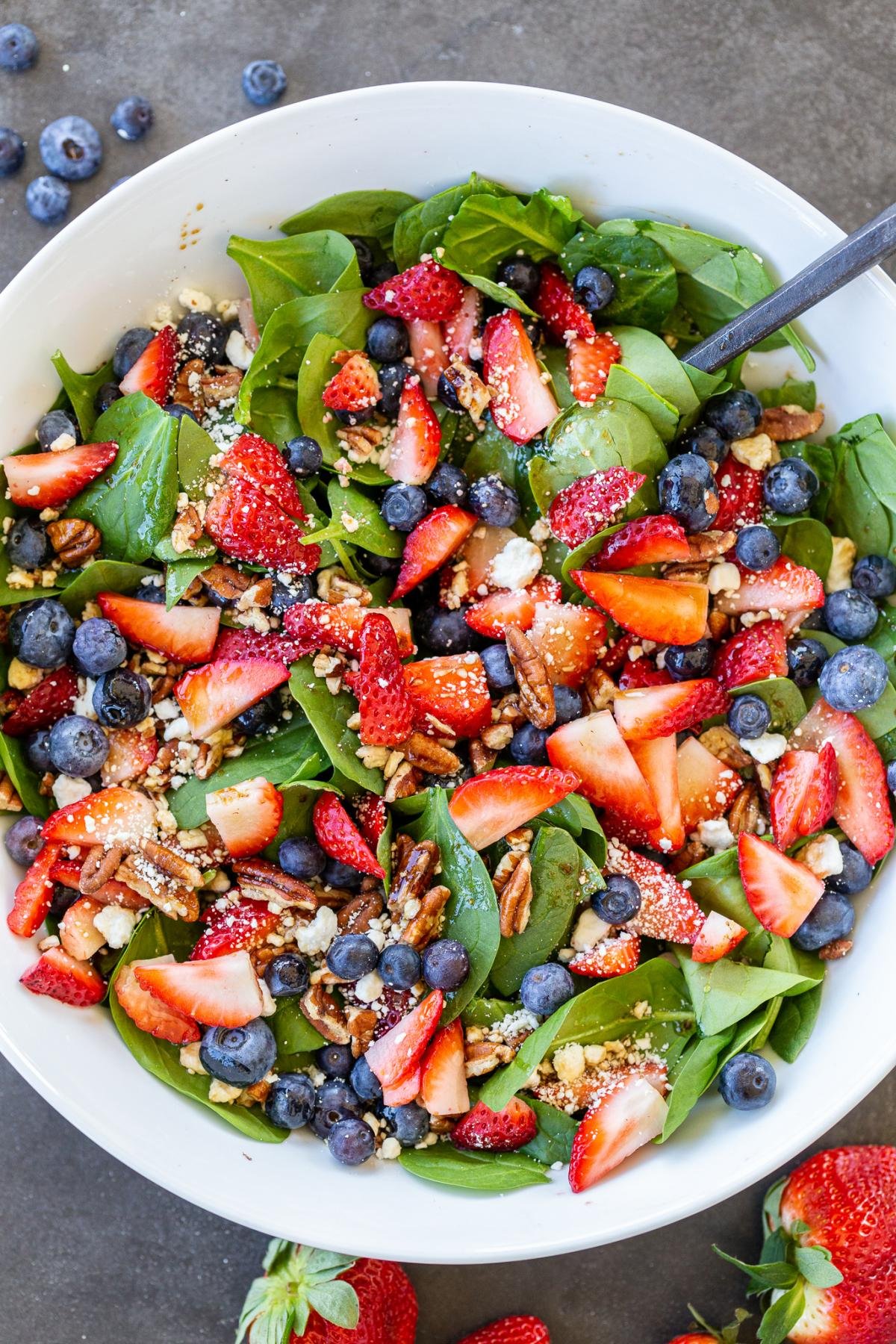 Berry Spinach Salad Recipe - Momsdish