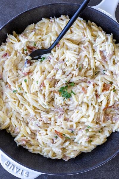 Creamy Orzo Bacon Pasta Recipe - Momsdish