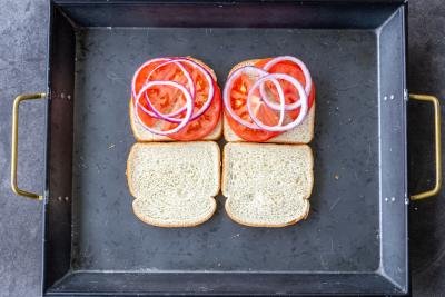 Sandwich bread with tomatoes and onion