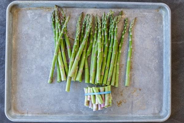 cut off edges of asparagus