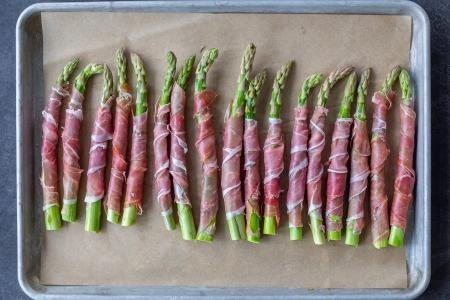 Asparagus Wrapped in Prosciutto Recipe - Momsdish