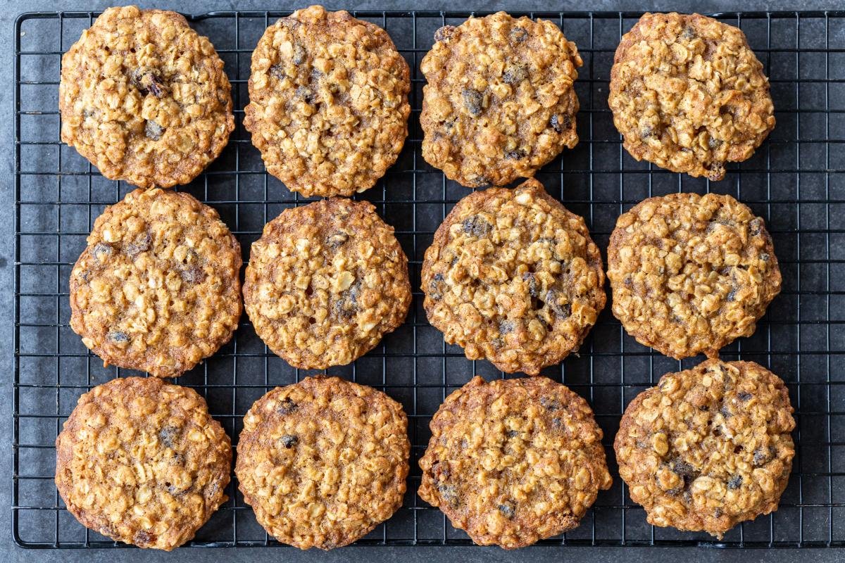 Easy Oatmeal Raisin Cookies Recipe Momsdish