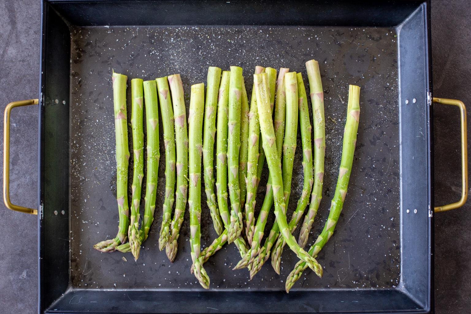 How To Grill Asparagus (Foil Hack) - Momsdish