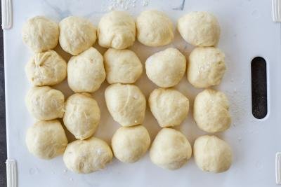 Bulochki dough divided