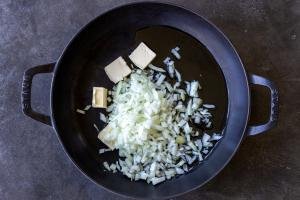 Butter and oil with onions in a pan.