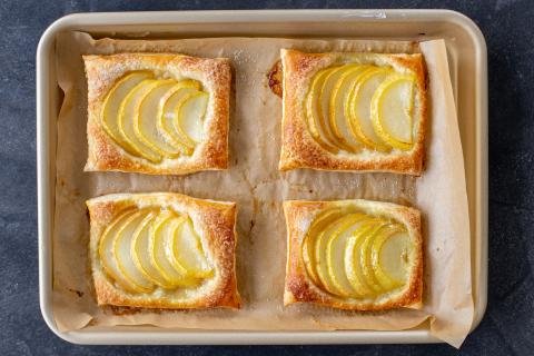 Puff Pastry Pear Tartlets (4 Ingredients) - Momsdish