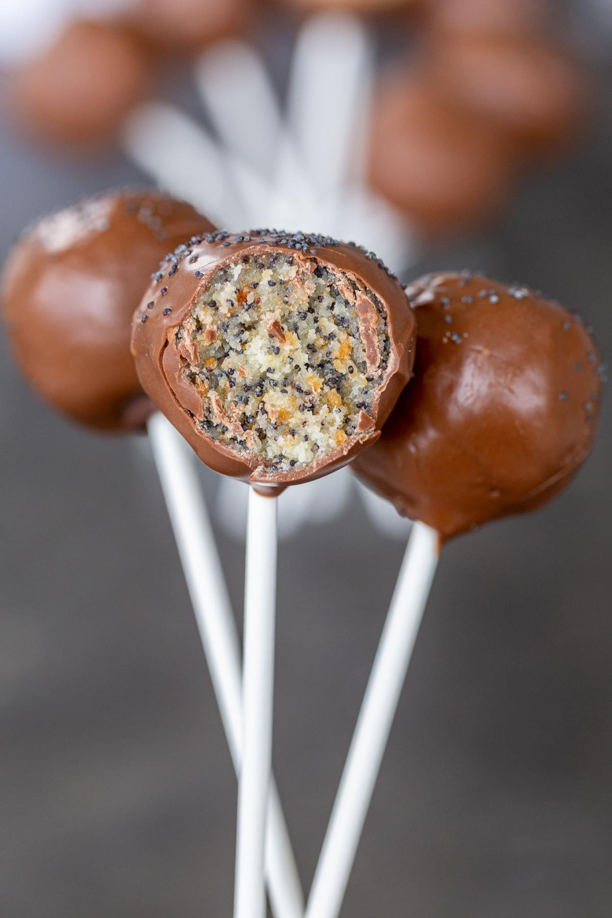 https://cdn.momsdish.com/wp-content/uploads/2022/05/Cake-Pops-Recipe-08-1200x1800.jpg