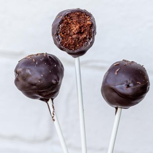 https://cdn.momsdish.com/wp-content/uploads/2022/05/Chocolate-Cake-Pops-09-500x500.jpg