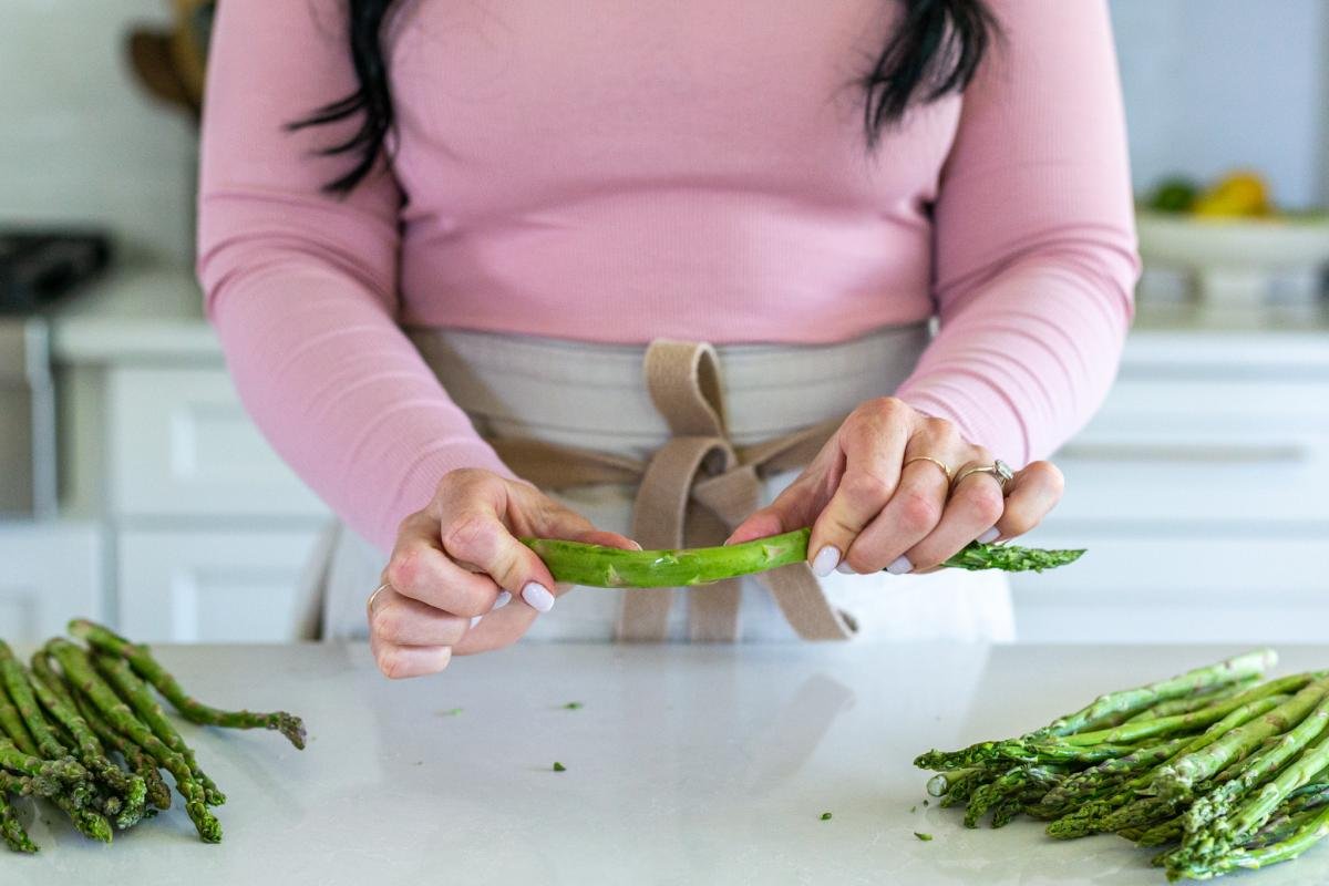 How to Trim Asparagus (Tips & Tricks) Momsdish