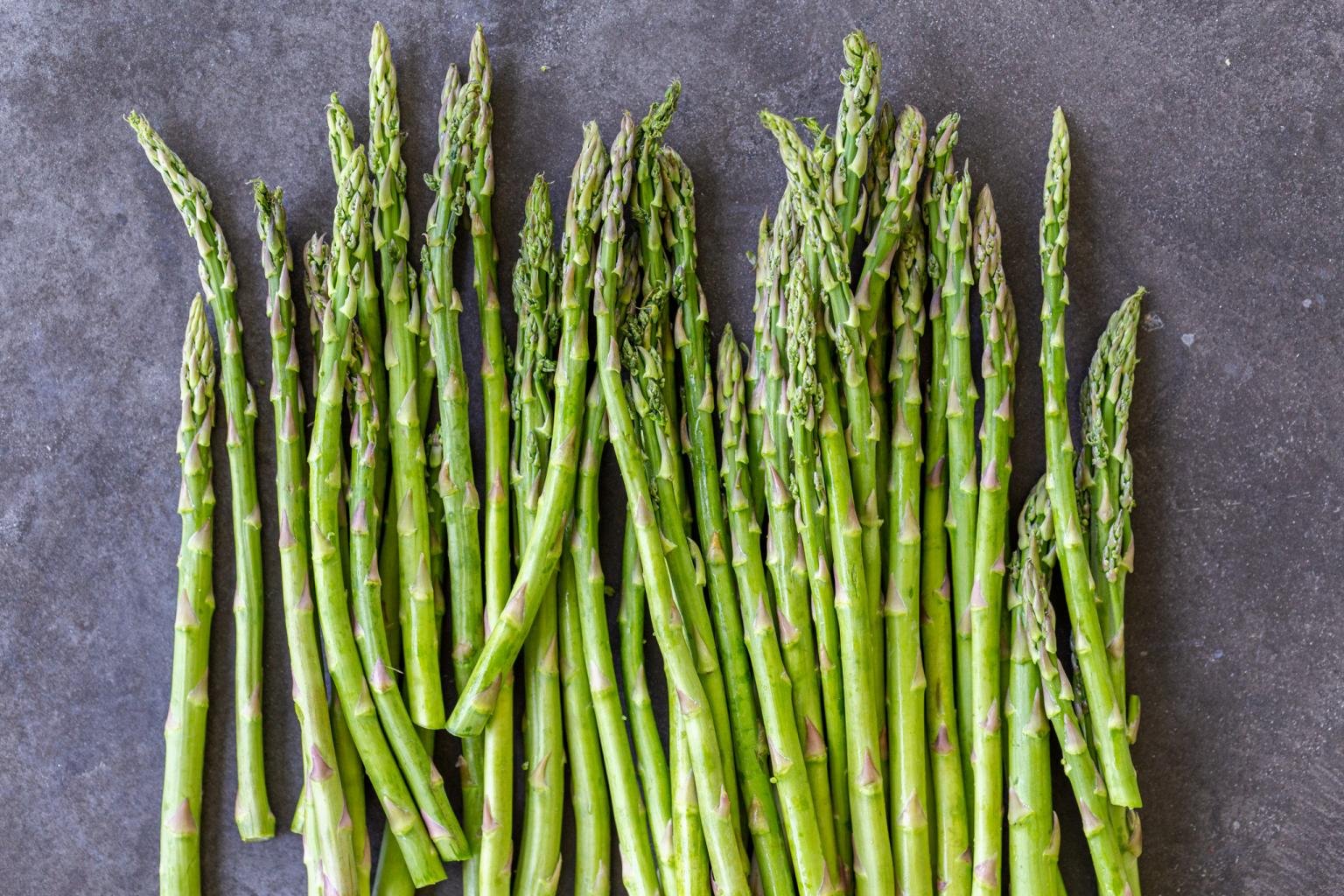 How to Trim Asparagus (Tips & Tricks) - Momsdish