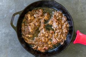 a pan with beef bulgogi in a pan.