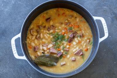 Pot with ham and bean soup.
