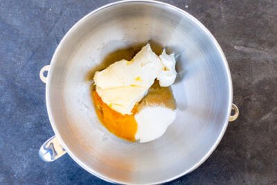 Cream cheese, sugar, egg and vanilla extract in a bowl.