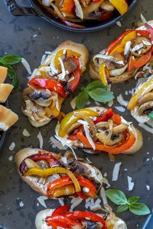 Canapés with mushrooms, onions and bell peppers.