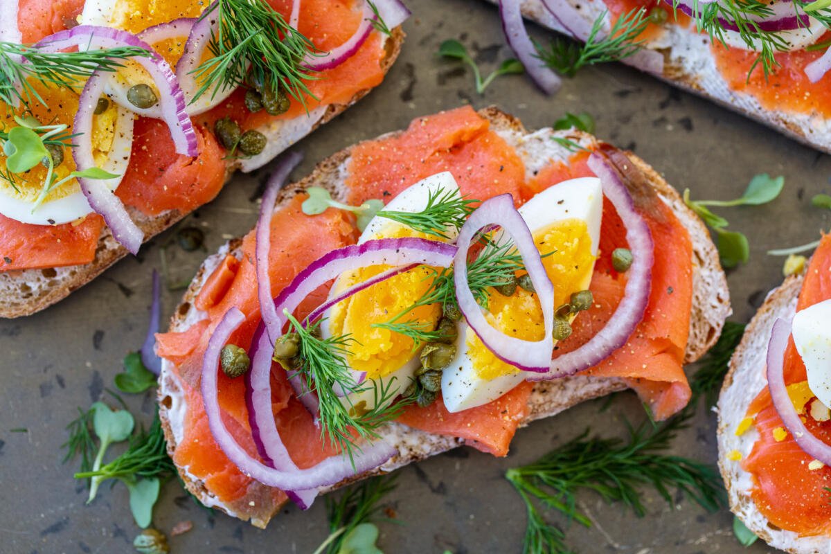 Smoked Salmon Toast - Momsdish