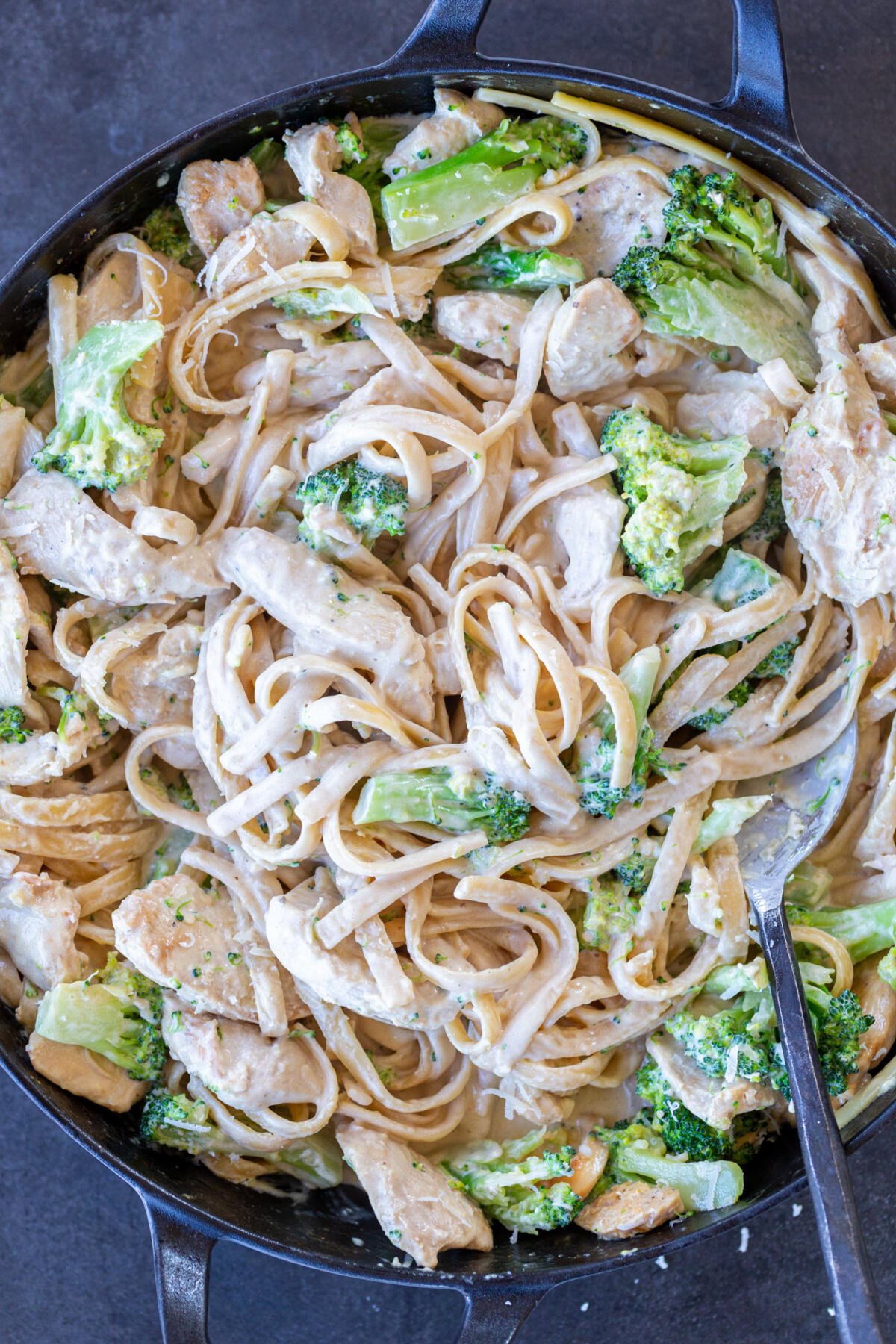 https://cdn.momsdish.com/wp-content/uploads/2023/01/Chicken-Broccoli-Alfredo-010-1200x1800.jpg