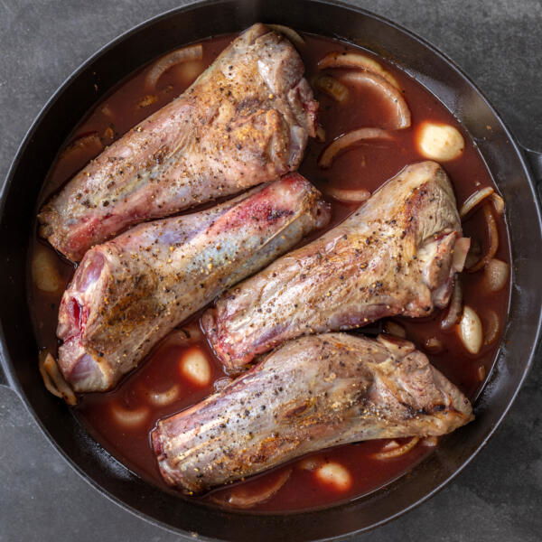 Sauce with shanks in a pan.