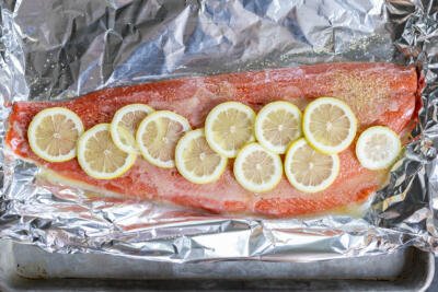 Seasoned salmon fillet with lemon and seaosning.