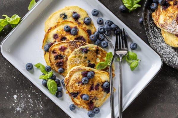 Blueberry Pancakes (Extra Fluffy) - Momsdish