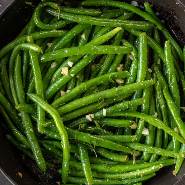 Buttery Garlic Green Beans in a pan.