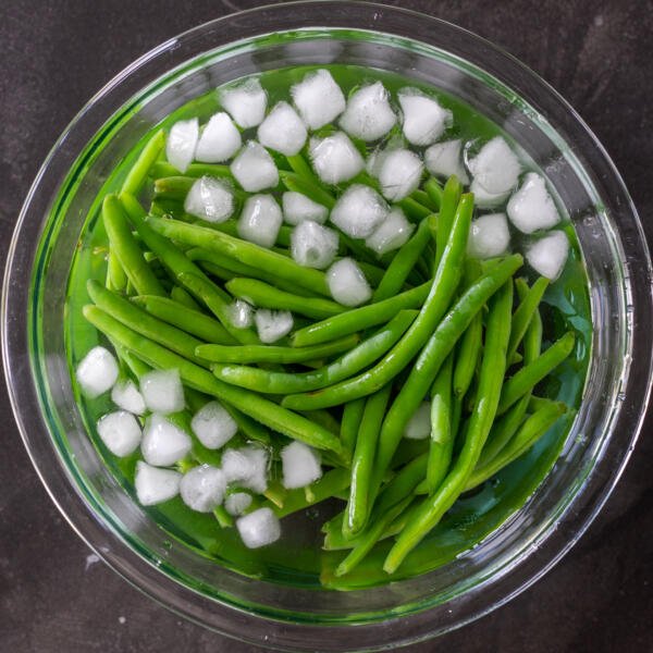 Green beans in an ice bath.
