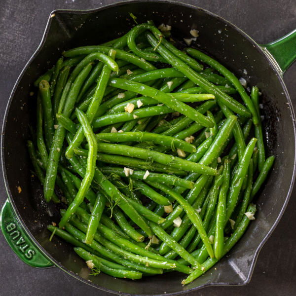 A serving pan with Buttery Garlic Green Beans.
