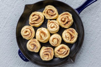 Cinnamon brioche rolls in a pan.