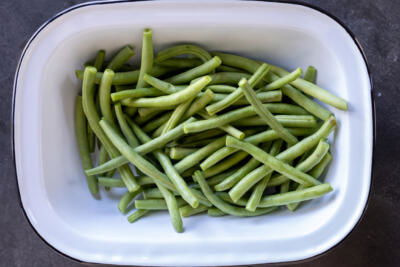 Cleaned green beans in a bowl.