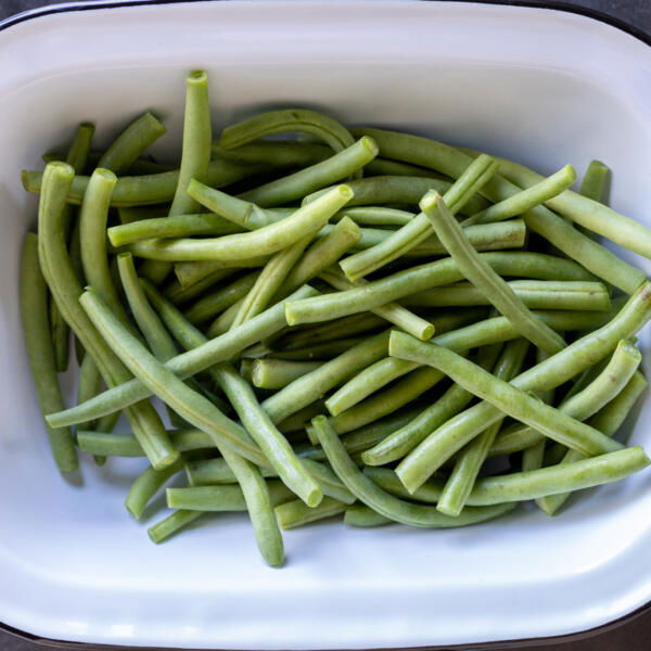 Cleaned green beans in a bowl.